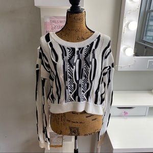 💖F21 Black & White Cropped Sweater Size M NWT